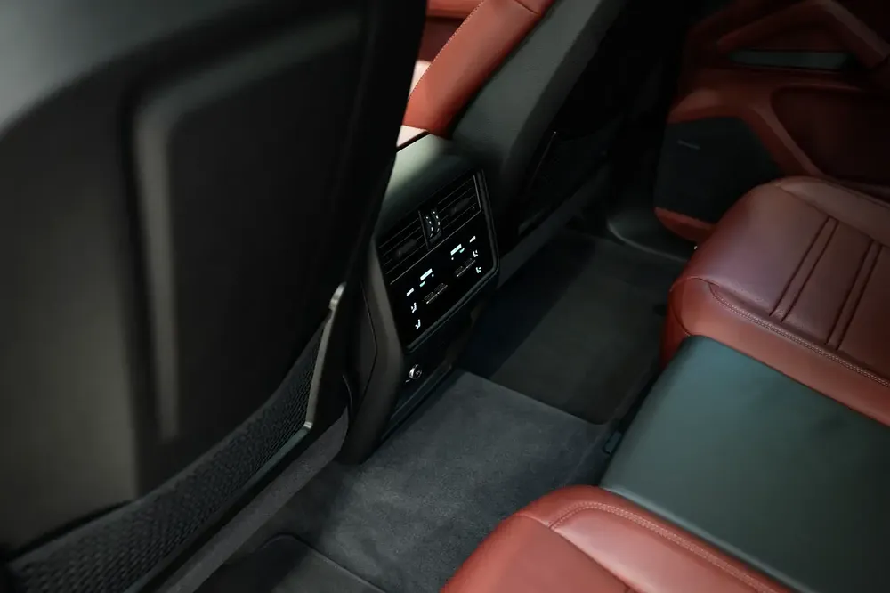 Porsche Cayenne Coupe 2025 GCC Specs - Like New - Warranty and service contract - Image 18