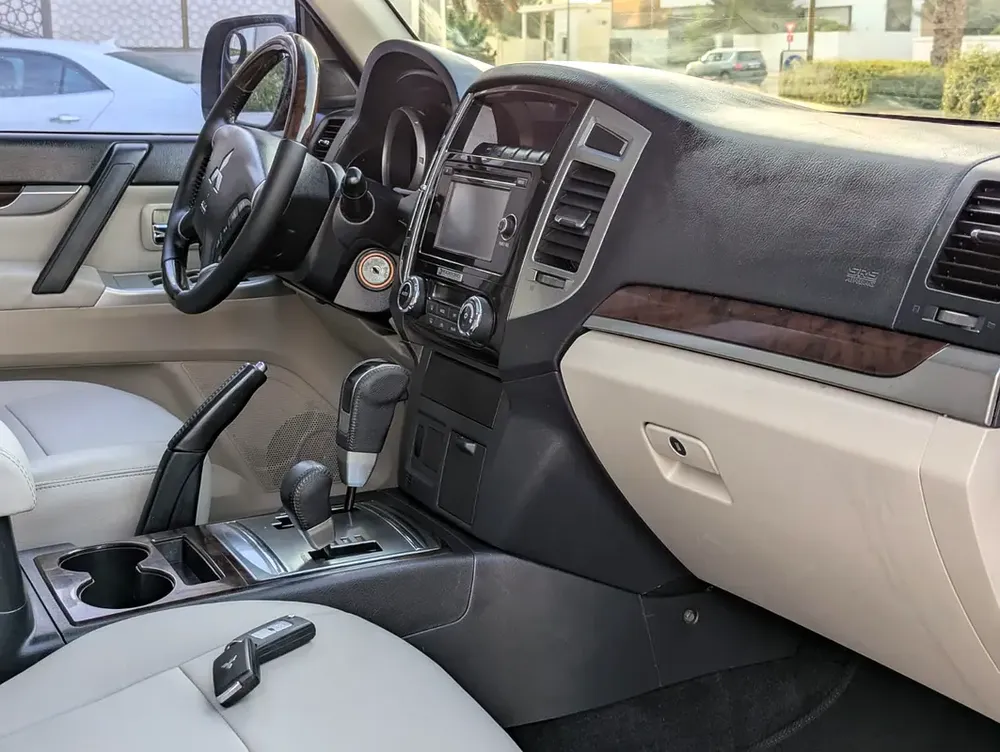 MITSUBISHI PAJERO 2016 GLS TOP FULL OPTION GCC V6 3.5L IN EXCELLENT CONDITION - Image 11