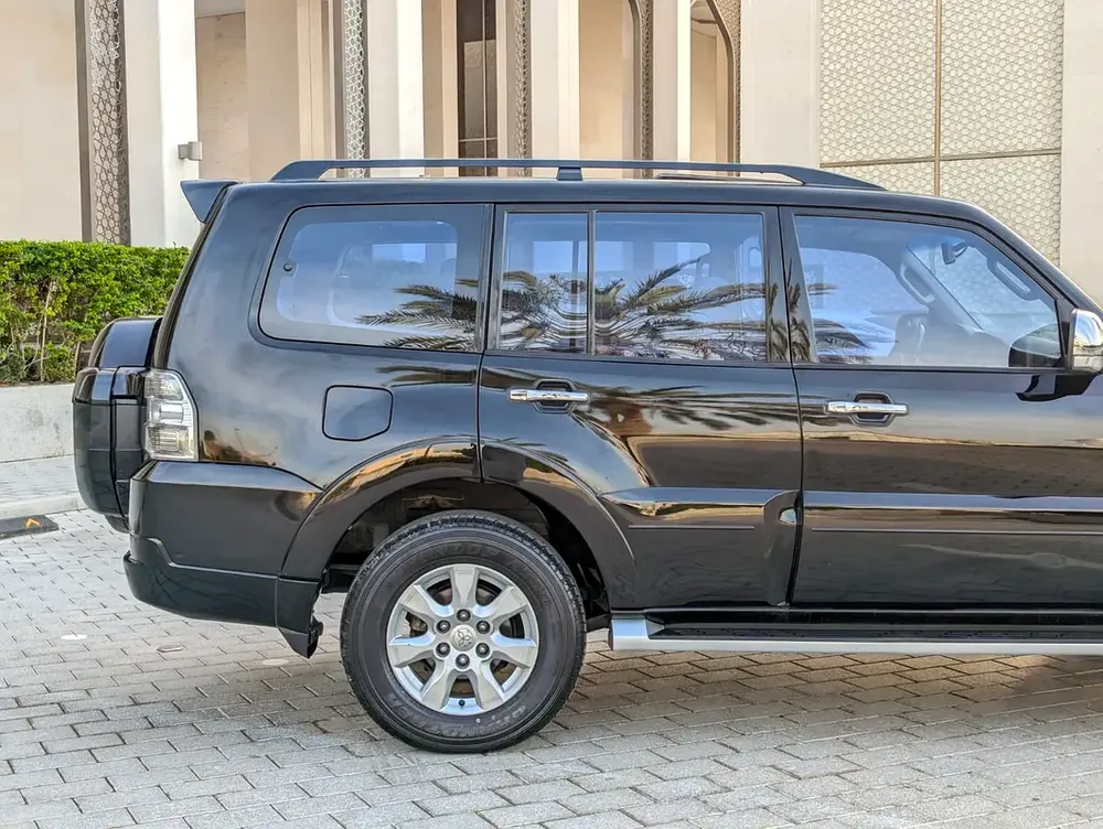 MITSUBISHI PAJERO 2016 GLS TOP FULL OPTION GCC V6 3.5L IN EXCELLENT CONDITION - Image 12