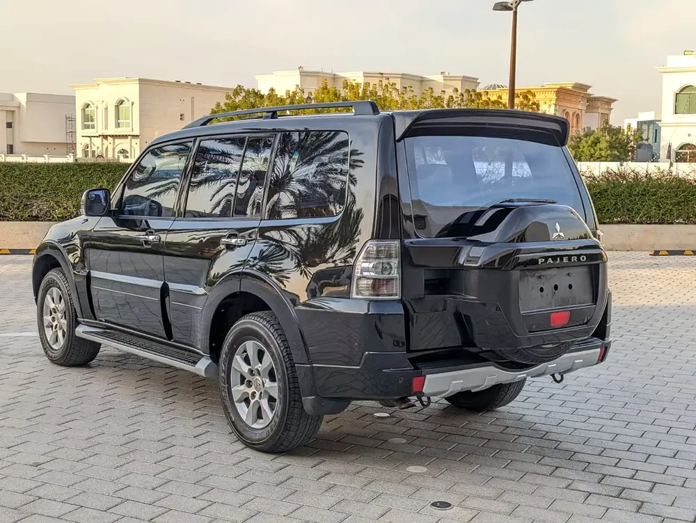 MITSUBISHI PAJERO 2016 GLS TOP FULL OPTION GCC V6 3.5L IN EXCELLENT CONDITION - Image 15