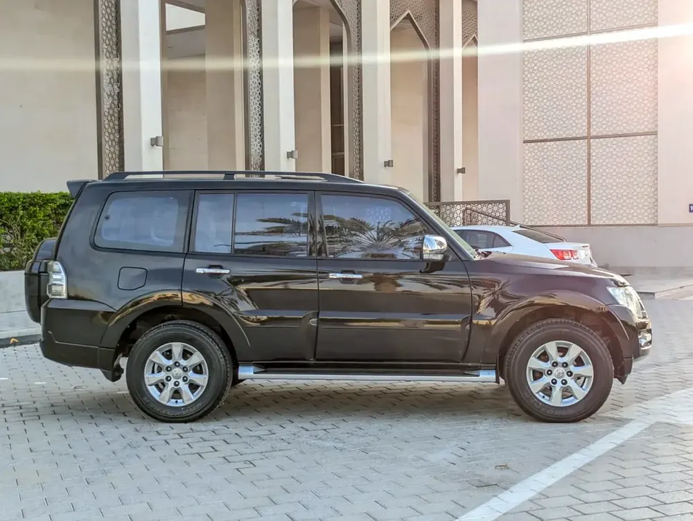 MITSUBISHI PAJERO 2016 GLS TOP FULL OPTION GCC V6 3.5L IN EXCELLENT CONDITION - Image 17