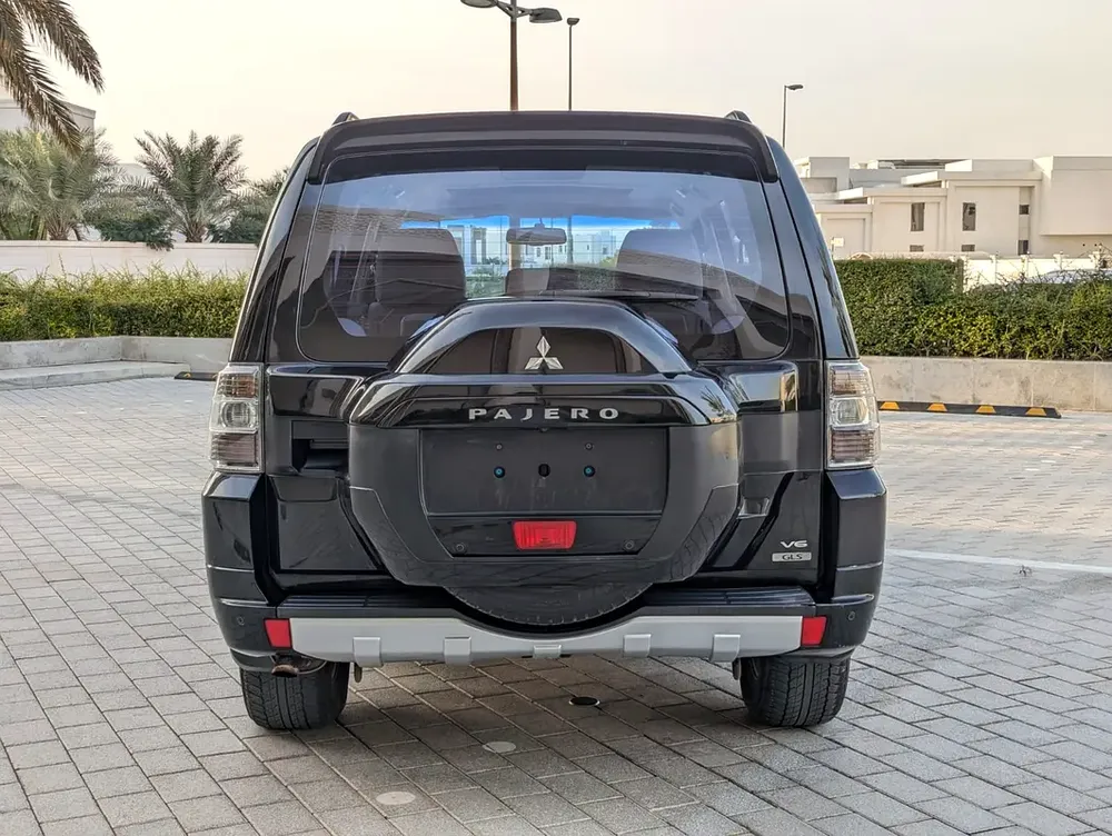 MITSUBISHI PAJERO 2016 GLS TOP FULL OPTION GCC V6 3.5L IN EXCELLENT CONDITION - Image 18