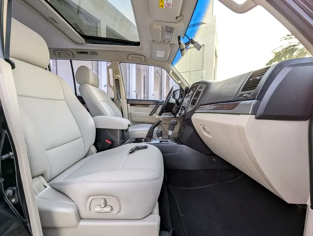 MITSUBISHI PAJERO 2016 GLS TOP FULL OPTION GCC V6 3.5L IN EXCELLENT CONDITION - Image 5