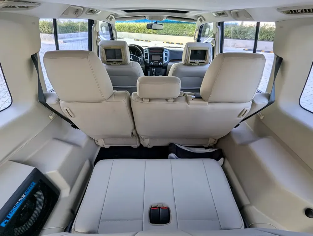 MITSUBISHI PAJERO 2016 GLS TOP FULL OPTION GCC V6 3.5L IN EXCELLENT CONDITION - Image 8