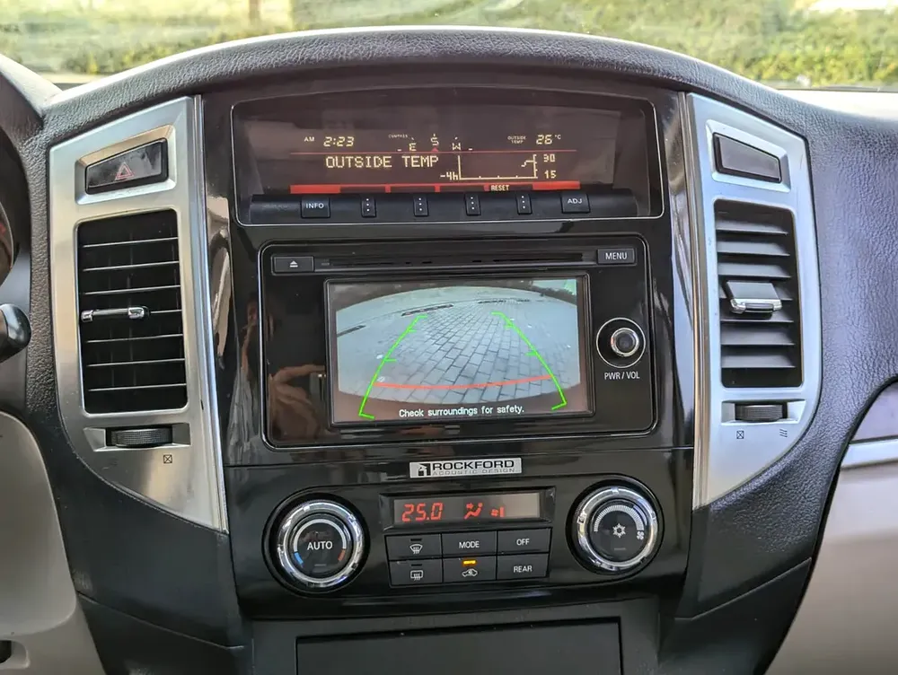 MITSUBISHI PAJERO 2016 GLS TOP FULL OPTION GCC V6 3.5L IN EXCELLENT CONDITION - Image 9