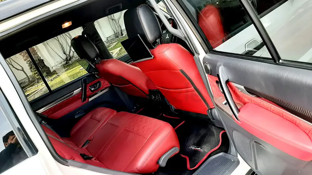 Pajero 3.8 Signature 2020 Model No1 Option leather Seat fully Automatic GCC urgent for sale - Image 12