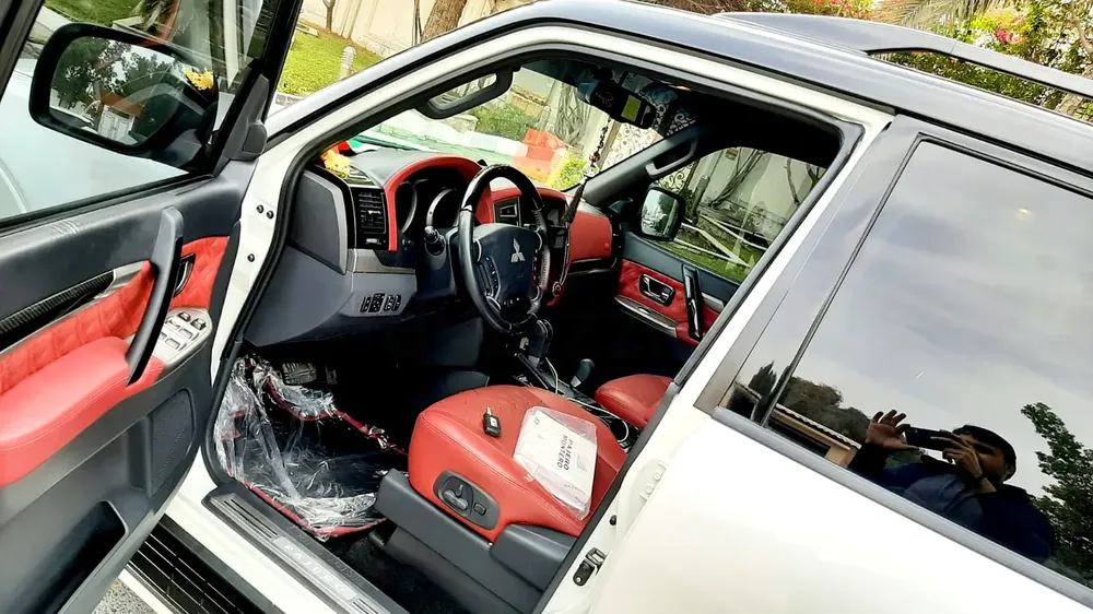 Pajero 3.8 Signature 2020 Model No1 Option leather Seat fully Automatic GCC urgent for sale - Image 5