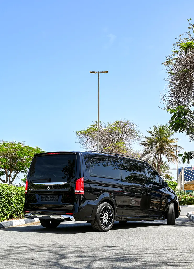 Mercedes-Benz V-Class V 250 2023 - GCC Specs - Like New! - Image 4