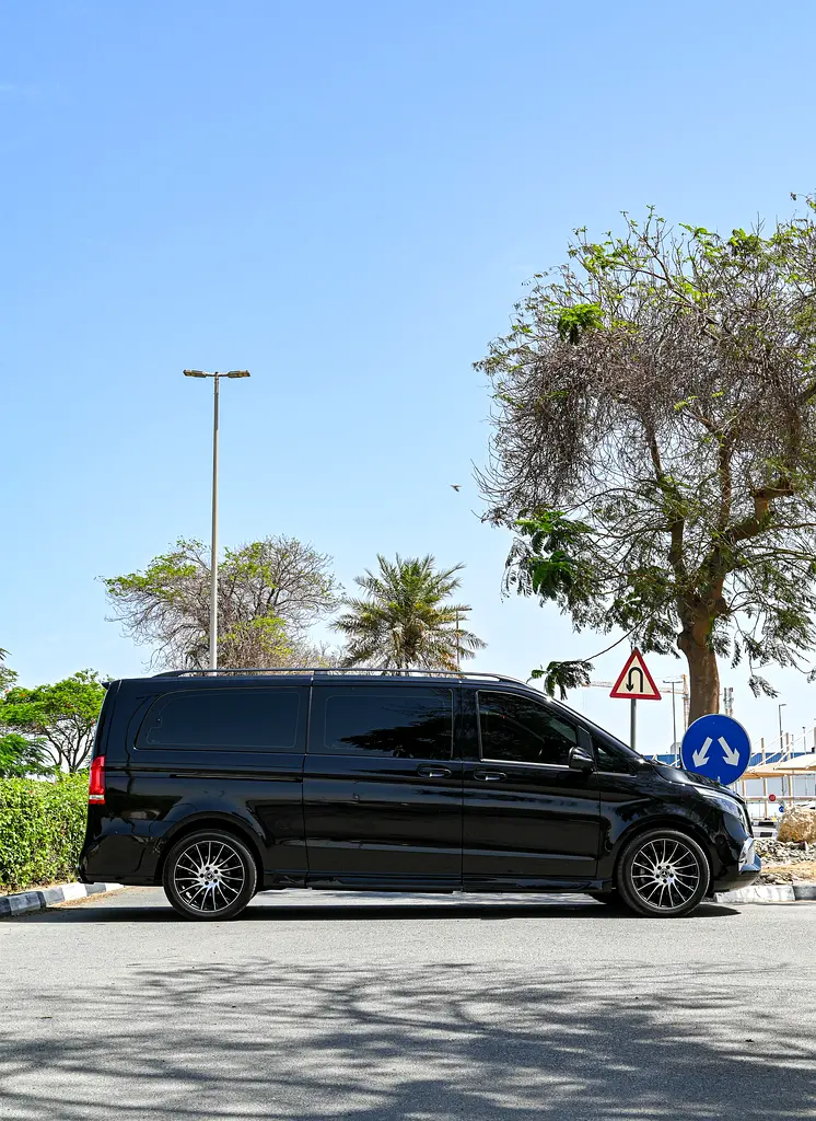 Mercedes-Benz V-Class V 250 2023 - GCC Specs - Like New! - Image 6