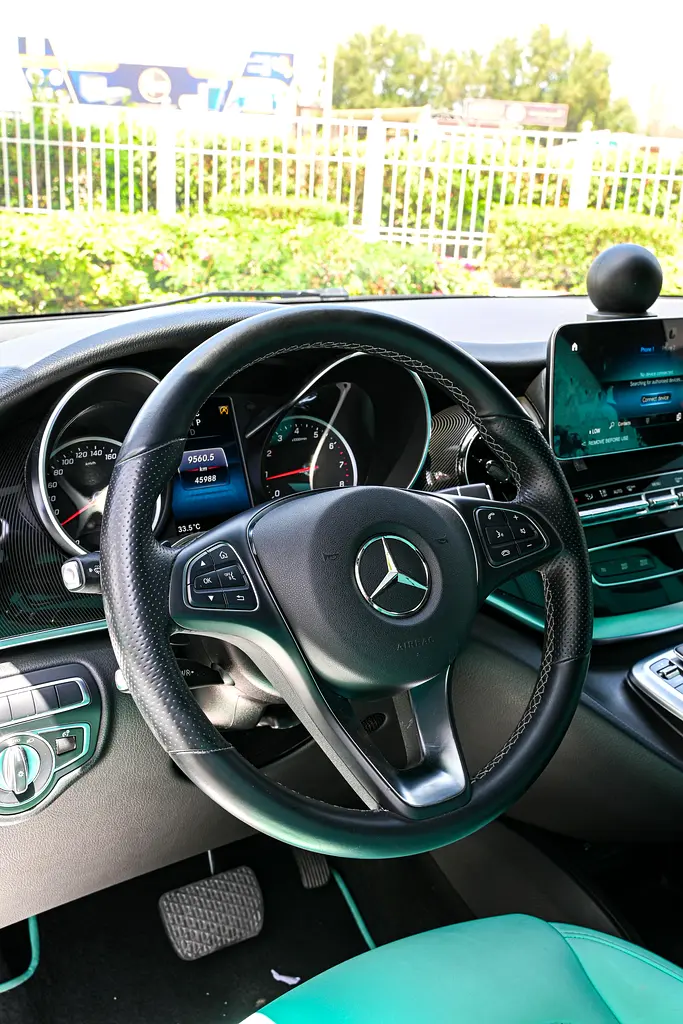 Mercedes-Benz V-Class V 250 2023 - GCC Specs - Like New! - Image 8