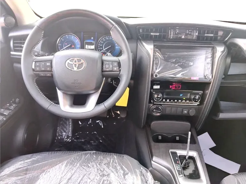 TOYOTA FORTUNER 2.4D AT 4X4 MY2025 - Image 5
