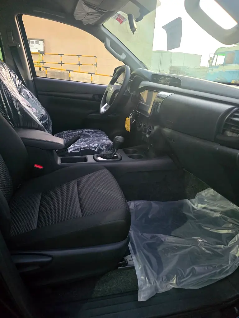 Toyota
Hilux
Petrol
Double Cabin
2.7L
Automatic
2025. - Image 13