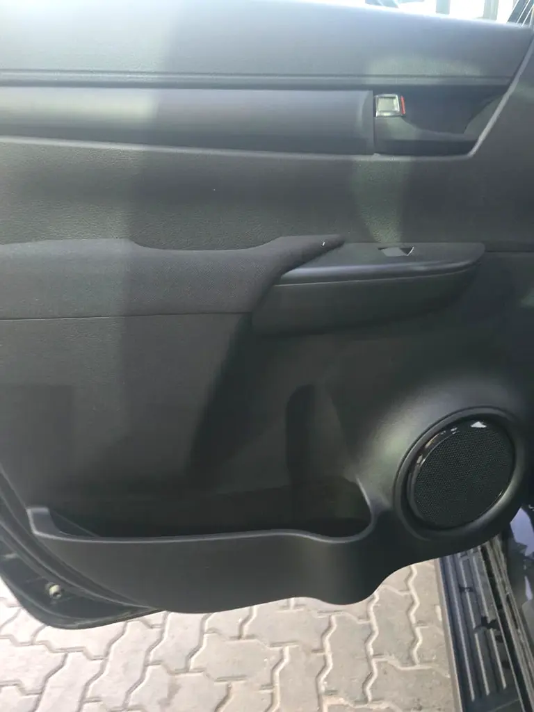 Toyota
Hilux
Petrol
Double Cabin
2.7L
Automatic
2025. - Image 15