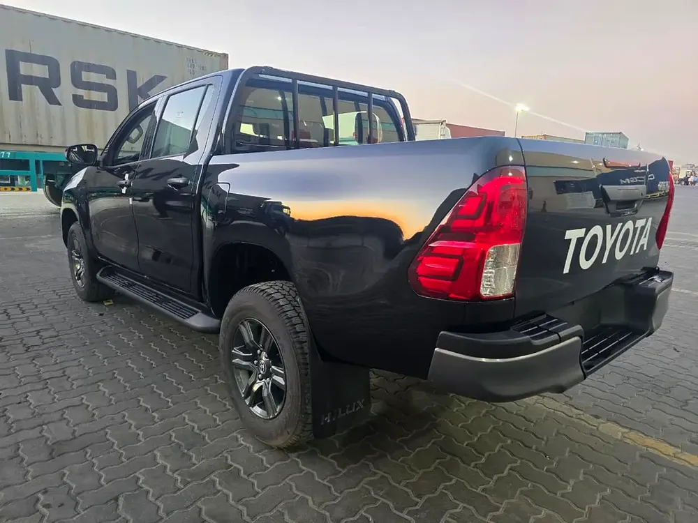 Toyota
Hilux
Petrol
Double Cabin
2.7L
Automatic
2025. - Image 4