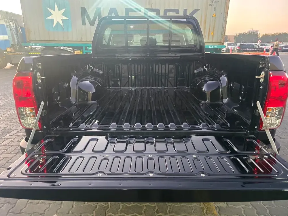 Toyota
Hilux
Petrol
Double Cabin
2.7L
Automatic
2025. - Image 7