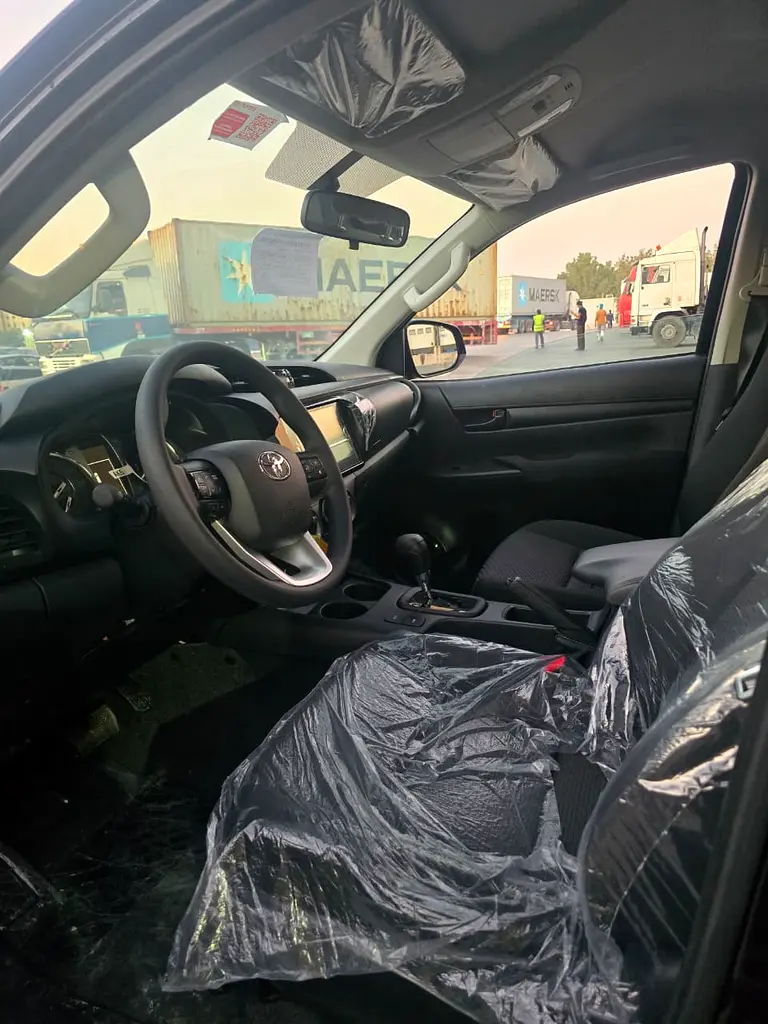 Toyota
Hilux
Petrol
Double Cabin
2.7L
Automatic
2025. - Image 9