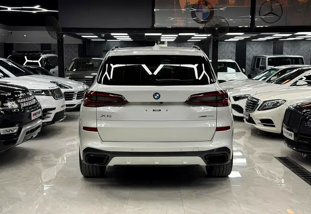 BMW Warranty 2027 or 200k | JUST Serviced (BMW) | Original Paint | GCC - Image 4