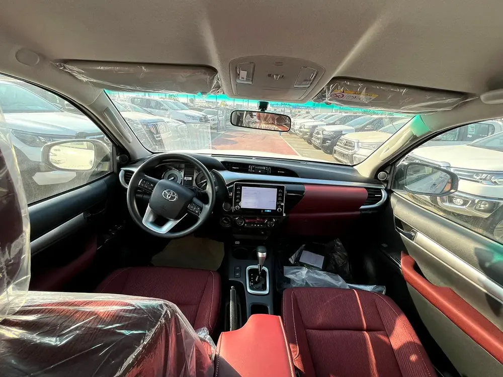 TOYOTA HILUX 2.7 AT FULL OPTION WITHOUT PUSH START WHITE 2025 - Image 12