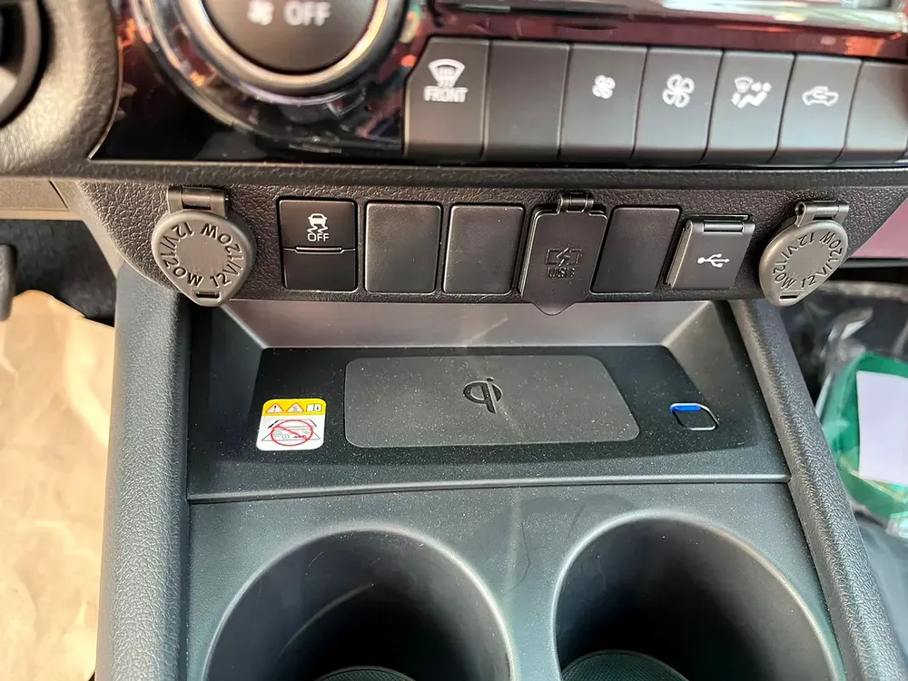 TOYOTA HILUX 2.7 AT FULL OPTION WITHOUT PUSH START WHITE 2025 - Image 13