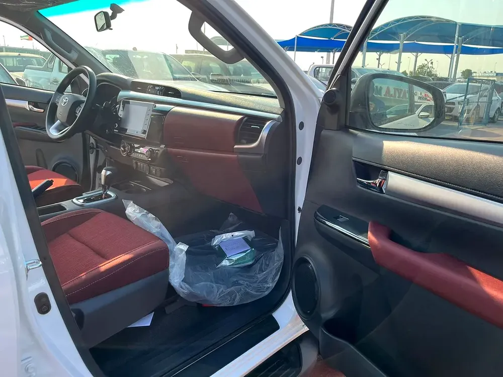 TOYOTA HILUX 2.7 AT FULL OPTION WITHOUT PUSH START WHITE 2025 - Image 8