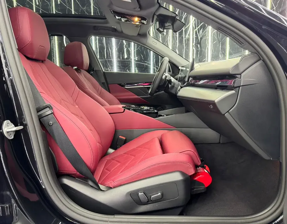 Exclusive offer | LOW Mileage | GCC | Luxury Sedan | AGMC Warranty 2028 | AGMC Service 2028 - Image 10