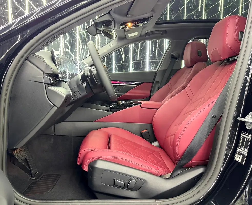 Exclusive offer | LOW Mileage | GCC | Luxury Sedan | AGMC Warranty 2028 | AGMC Service 2028 - Image 13