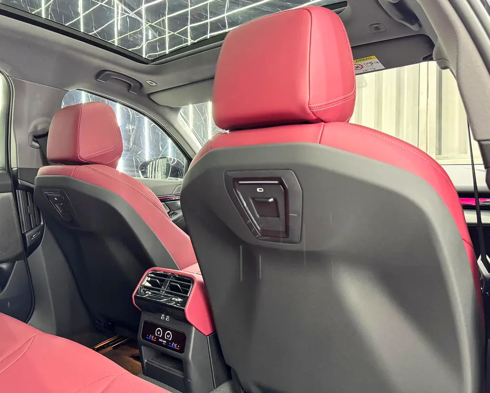 Exclusive offer | LOW Mileage | GCC | Luxury Sedan | AGMC Warranty 2028 | AGMC Service 2028 - Image 18