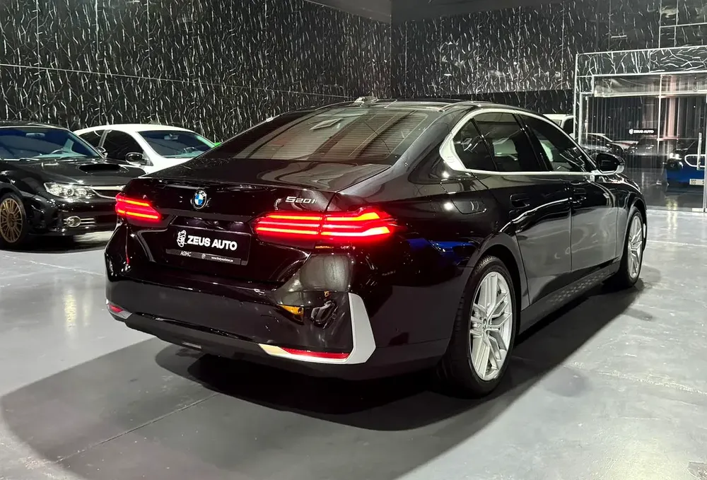 Exclusive offer | LOW Mileage | GCC | Luxury Sedan | AGMC Warranty 2028 | AGMC Service 2028 - Image 4