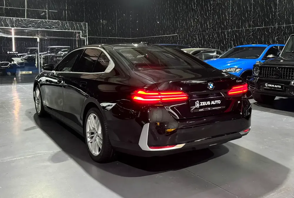 Exclusive offer | LOW Mileage | GCC | Luxury Sedan | AGMC Warranty 2028 | AGMC Service 2028 - Image 5