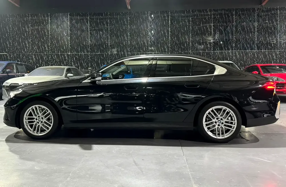 Exclusive offer | LOW Mileage | GCC | Luxury Sedan | AGMC Warranty 2028 | AGMC Service 2028 - Image 6