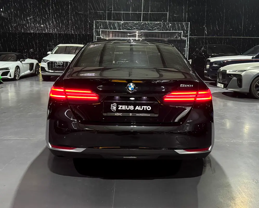 Exclusive offer | LOW Mileage | GCC | Luxury Sedan | AGMC Warranty 2028 | AGMC Service 2028 - Image 7