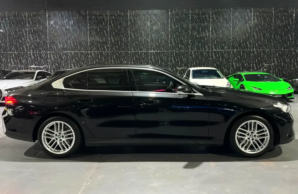 Exclusive offer | LOW Mileage | GCC | Luxury Sedan | AGMC Warranty 2028 | AGMC Service 2028 - Image 8