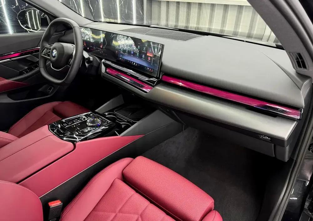 Exclusive offer | LOW Mileage | GCC | Luxury Sedan | AGMC Warranty 2028 | AGMC Service 2028 - Image 9