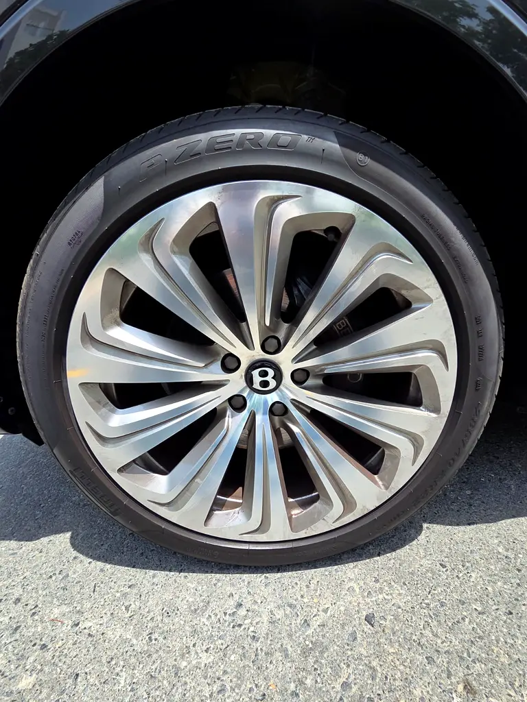 2024 Bentley Bentayga EWB V8 | GCC Specs | Under warranty & Service contract - Image 11