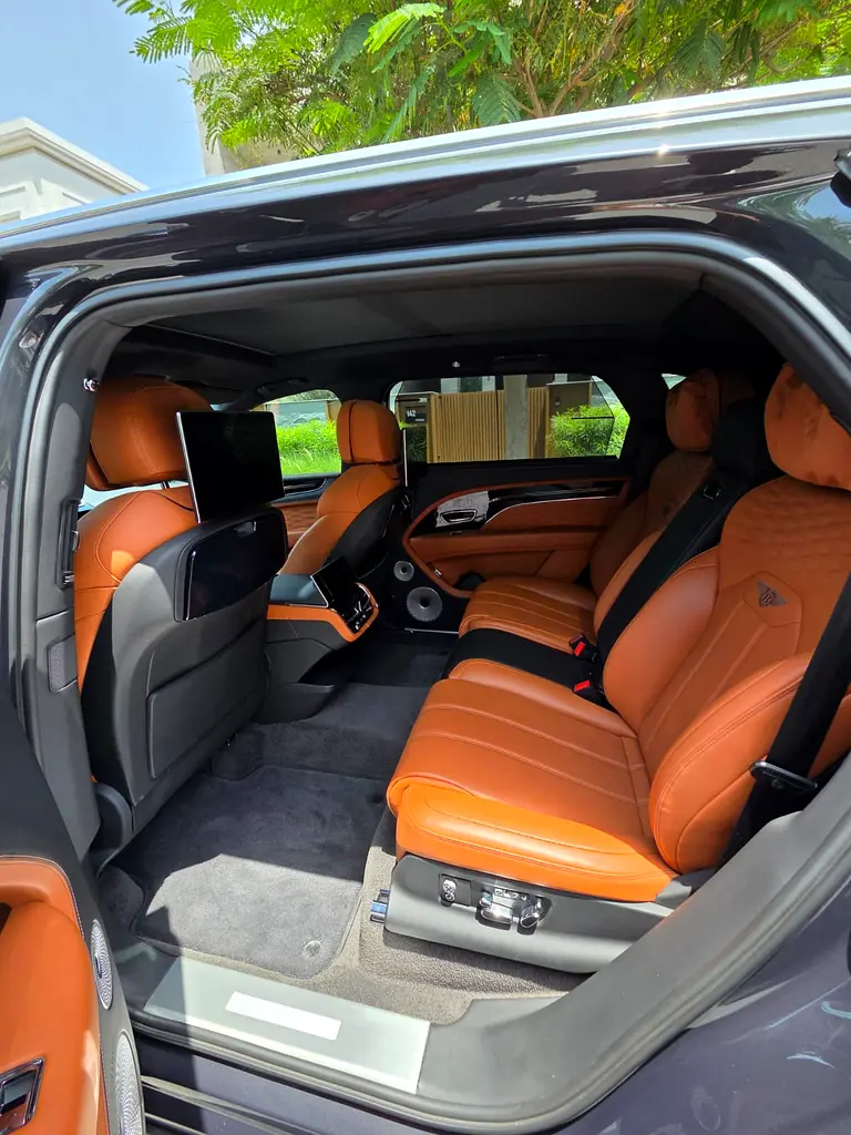 2024 Bentley Bentayga EWB V8 | GCC Specs | Under warranty & Service contract - Image 7