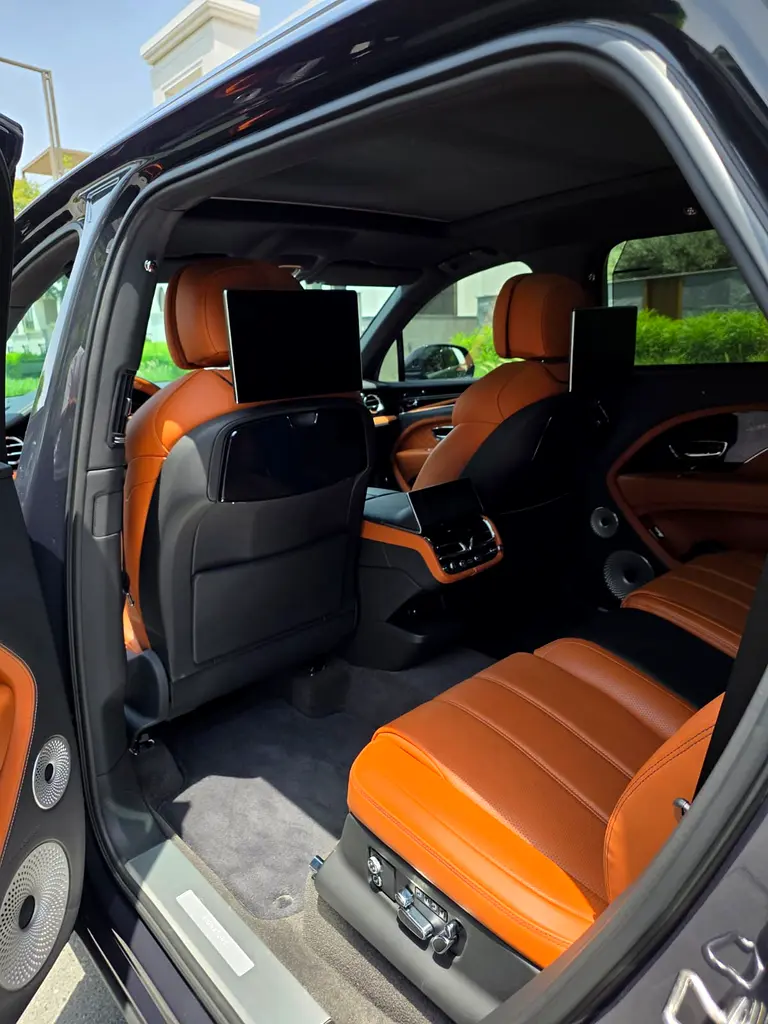 2024 Bentley Bentayga EWB V8 | GCC Specs | Under warranty & Service contract - Image 9