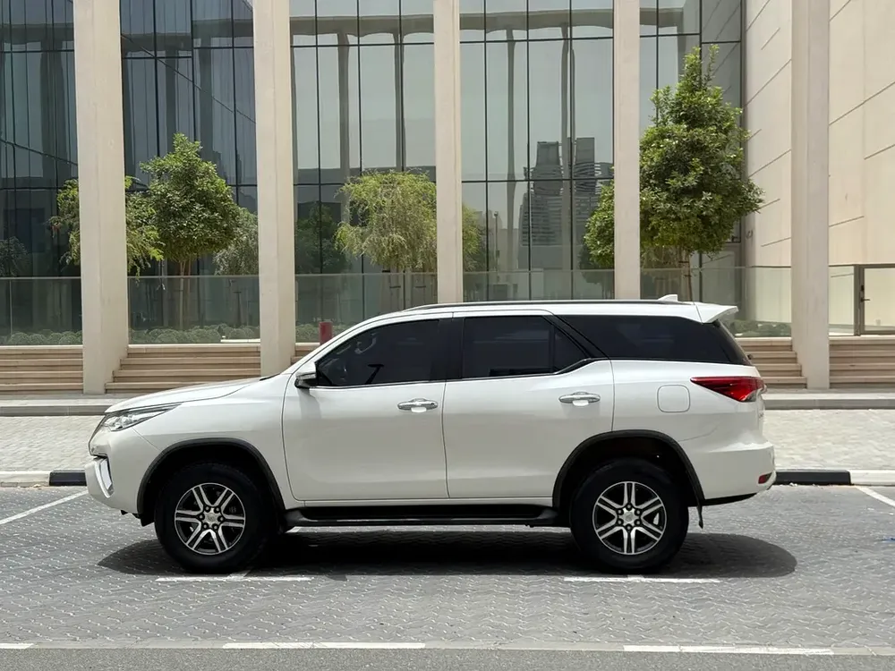 2.7 Toyota Fortuner 2017 - 4 Cylinder- Orginal paint- Accident Free - Image 6