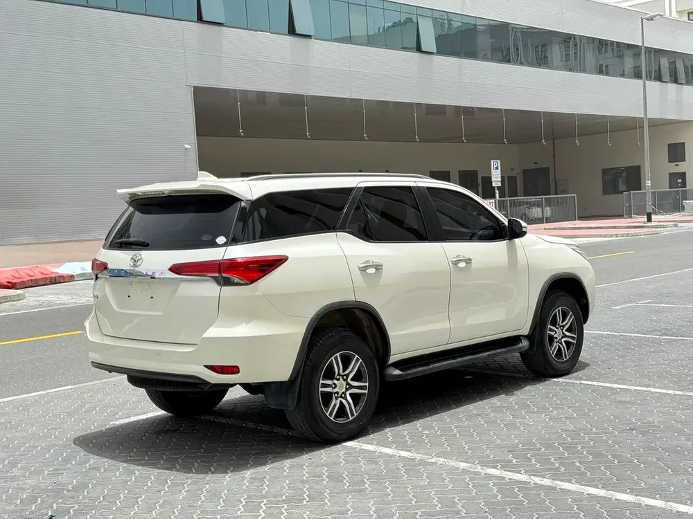 2.7 Toyota Fortuner 2017 - 4 Cylinder- Orginal paint- Accident Free - Image 8