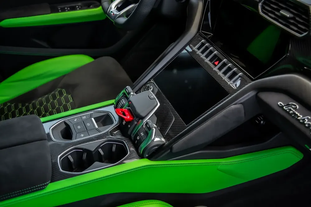 URUS CAPSULE | TWO TONE INTERIOR | ALCANTARA SEATS| WARRANTY AVAILABLE - Image 11