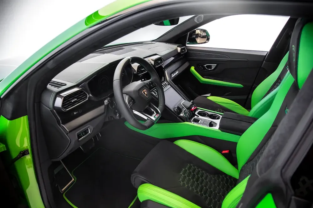 URUS CAPSULE | TWO TONE INTERIOR | ALCANTARA SEATS| WARRANTY AVAILABLE - Image 6