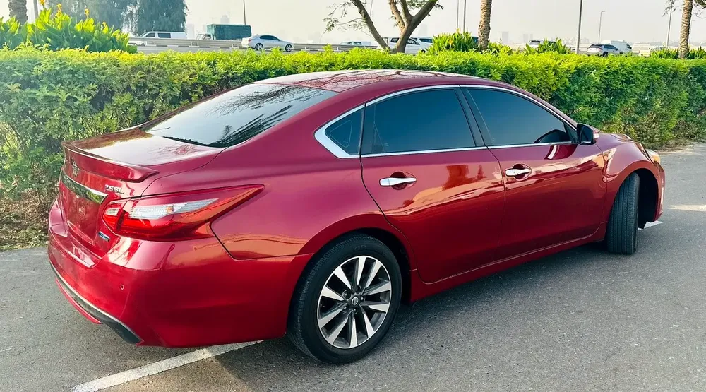 Altima SL 2017 | Gcc | Full options | Sunroof | Mint Condition - Image 4