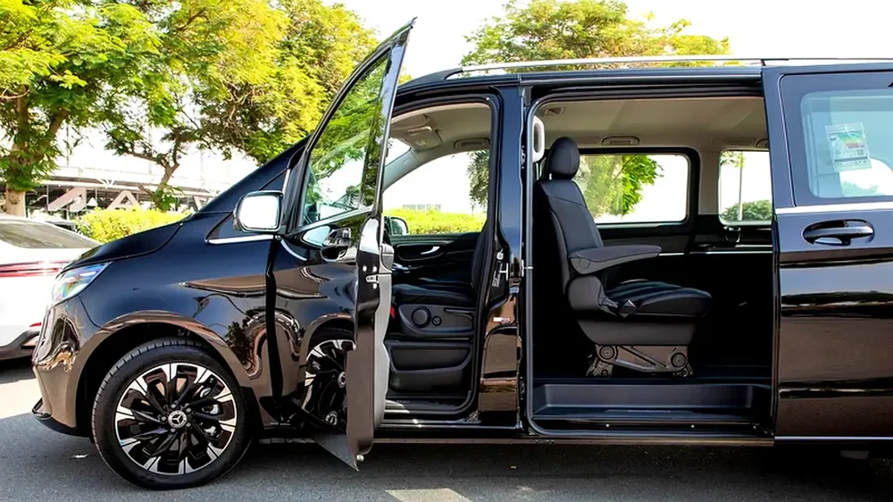 Mercedes-Benz V 300 Avantgarde Plus Extra Long | 2025 | GCC Specs | with 2 Years Agency Warranty - Image 7
