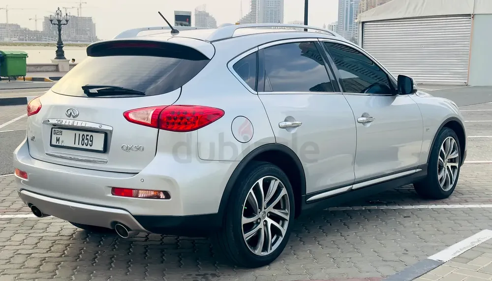 Infiniti QX50 Luxury 2017 GCC Specs FSH free of accidents - Image 4
