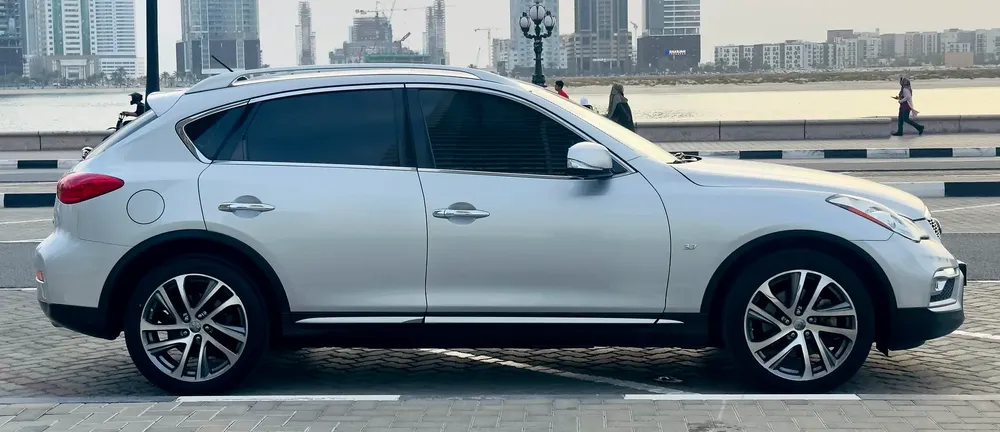 Infiniti QX50 Luxury 2017 GCC Specs FSH free of accidents - Image 5