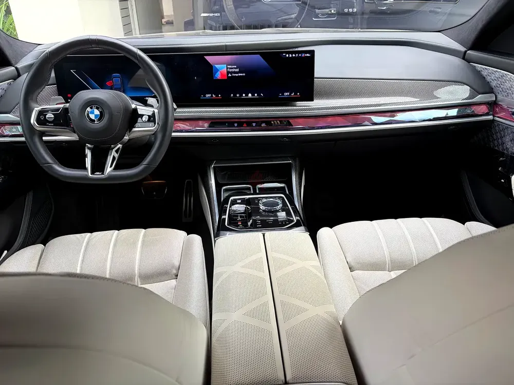 BMW 7 Series M / individual/ 2025 | GCC | Full Option | Warranty | Like New/ black edition - Image 12