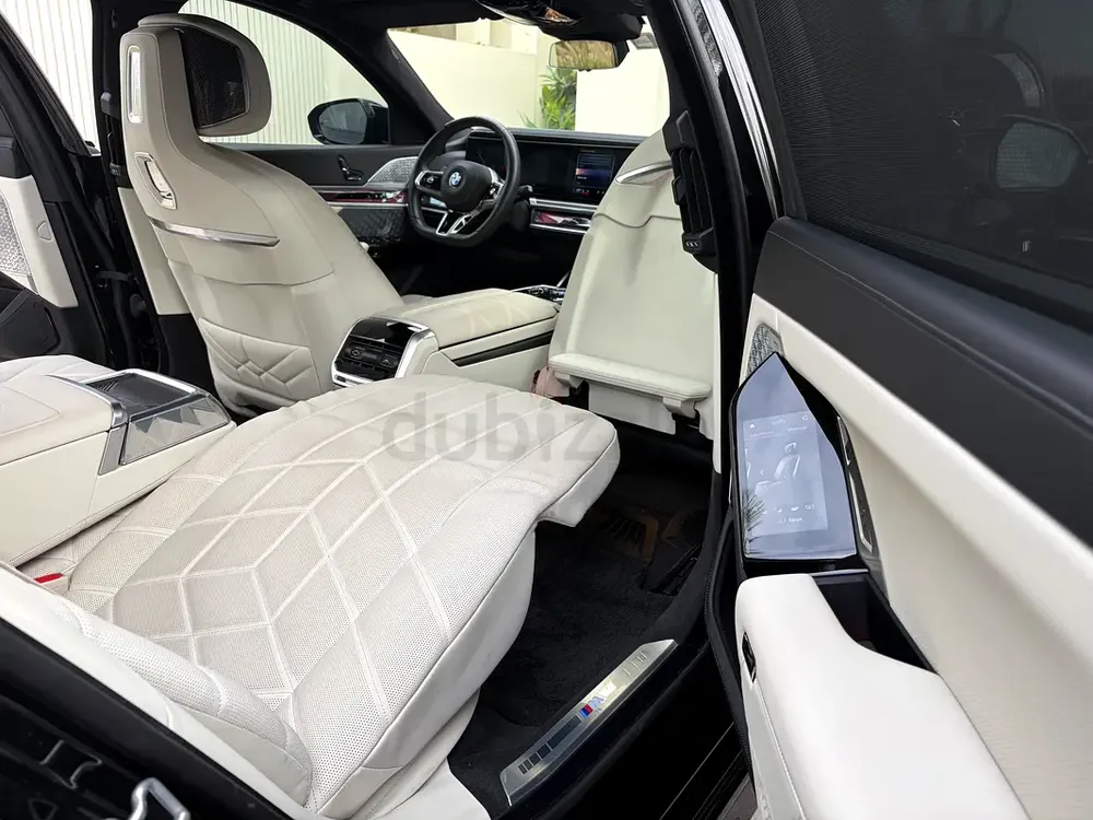BMW 7 Series M / individual/ 2025 | GCC | Full Option | Warranty | Like New/ black edition - Image 16