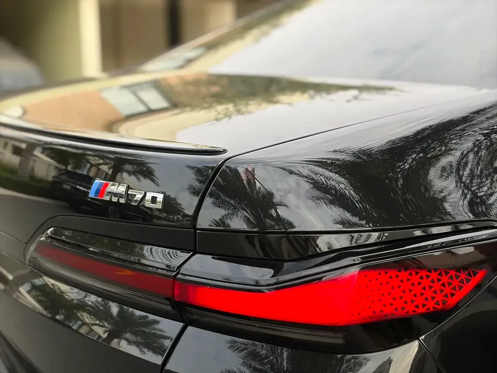 BMW 7 Series M / individual/ 2025 | GCC | Full Option | Warranty | Like New/ black edition - Image 4