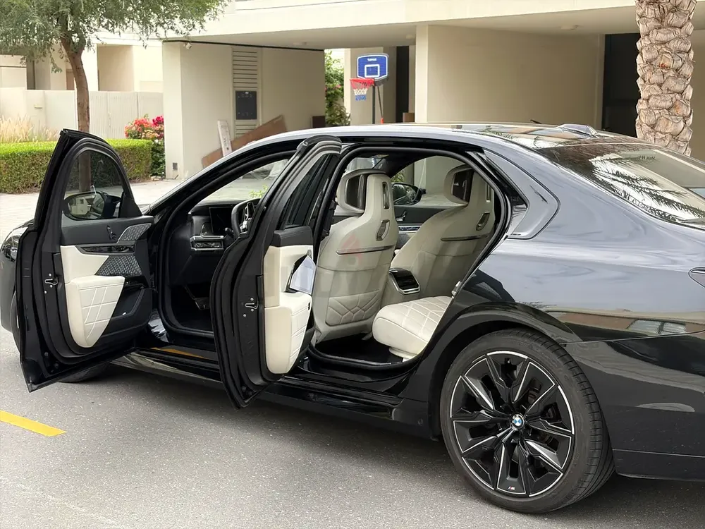 BMW 7 Series M / individual/ 2025 | GCC | Full Option | Warranty | Like New/ black edition - Image 7