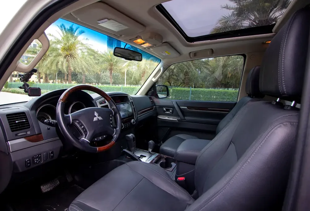 Mitsubishi Pajero GLS 3 Door - Image 9