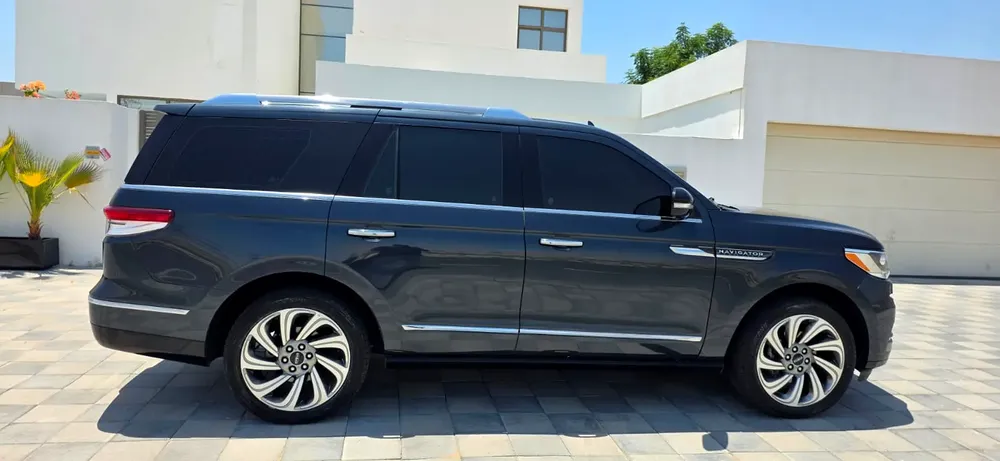 2022-Lincolon Navigator-Full option-Excellent Condition-Under Warranty and Service Contract - Image 4